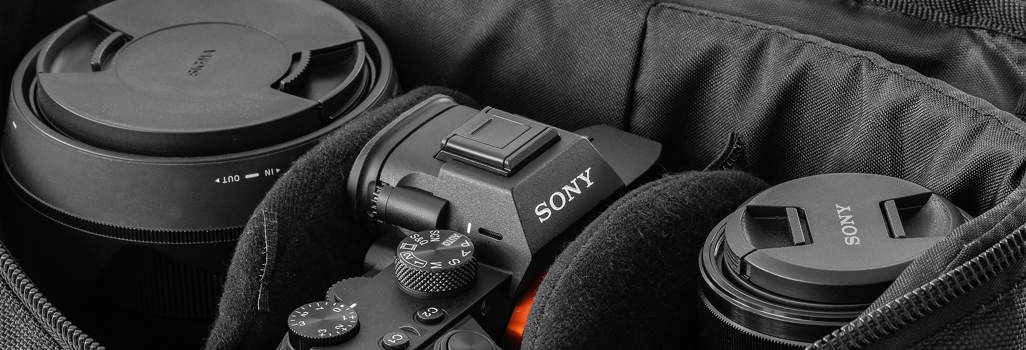 Sony-Kamera mit zwei Wechsel-Objektiven in der Fototasche