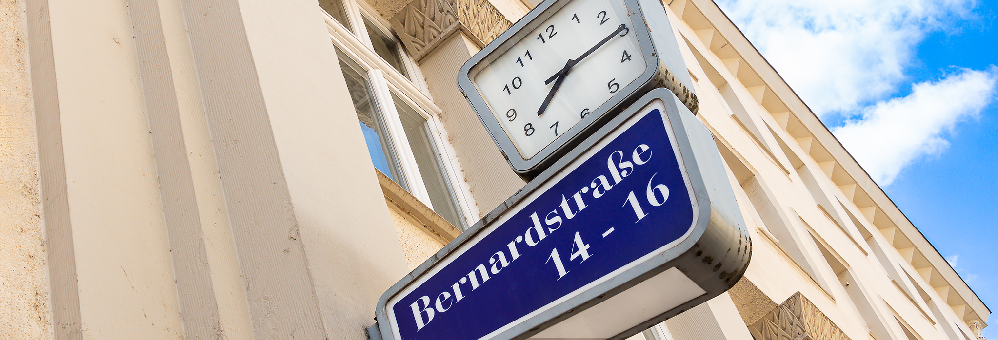 Uhr an der Hausfassade der Bernardstraße 14-16