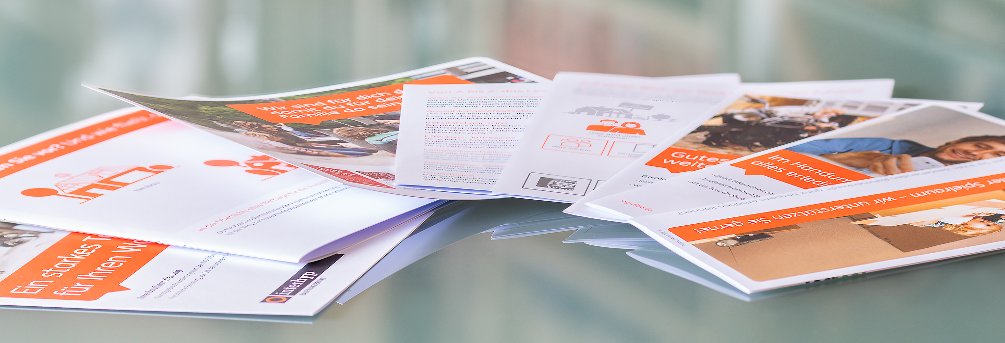 Im Halbkreis gelegte Drucksachen