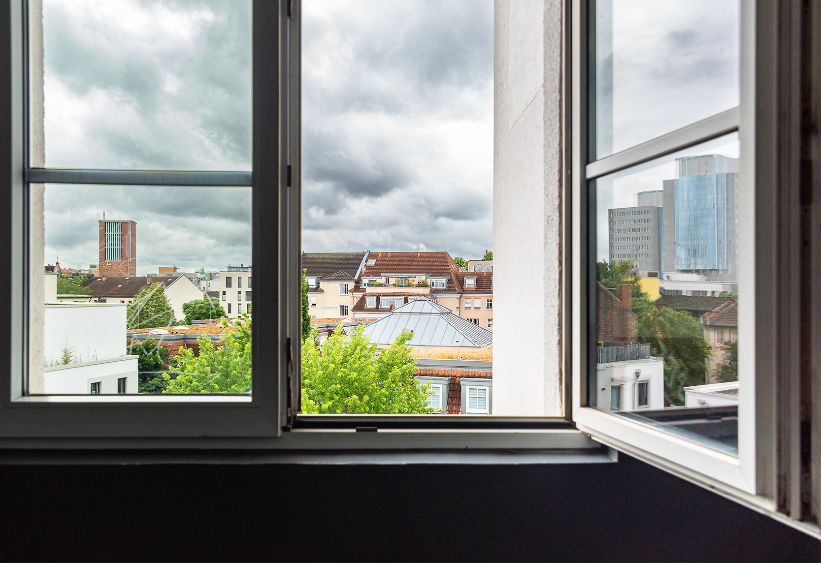geöffnetes Fenster im vierten Stock mit Blick auf Offenbach
