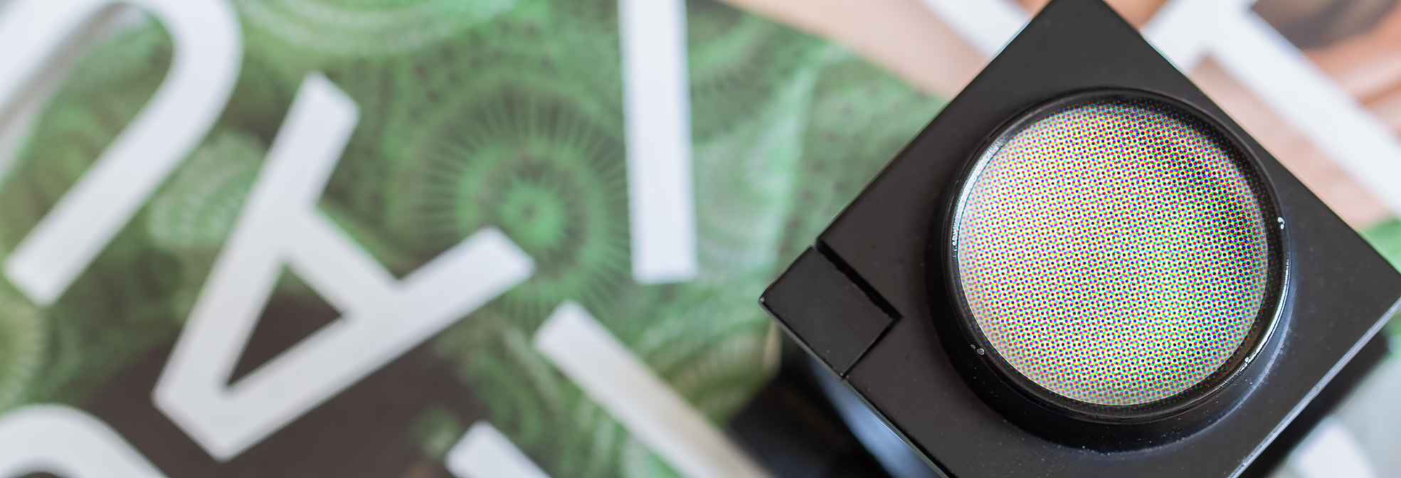 Detailansicht eines Druckbildes unter einer Lupe betrachtet